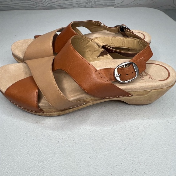Dansko Camel and Brown Sandals with Crisscross Straps Size 39 - Picture 1 of 8